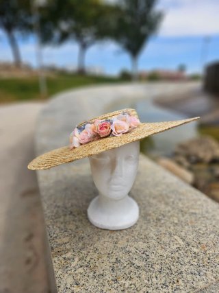 Pamela de paja con flores rosa y plata