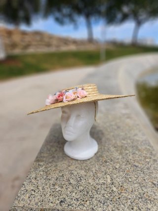 Pamela de paja con flores rosa y plata