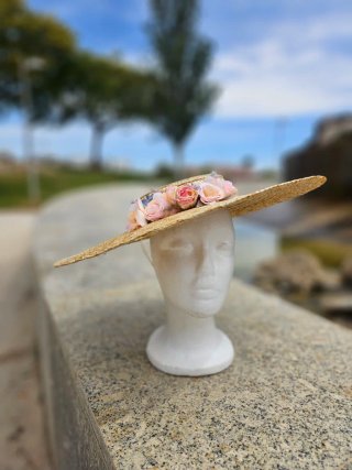 Pamela de paja con flores rosa y plata