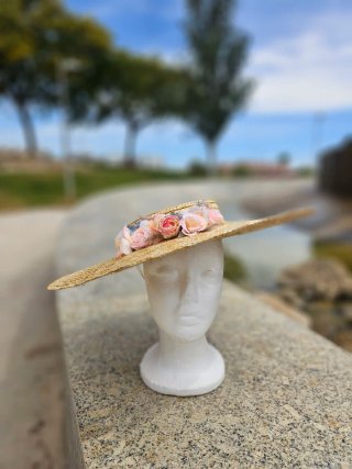 Pamela de paja con flores rosa y plata