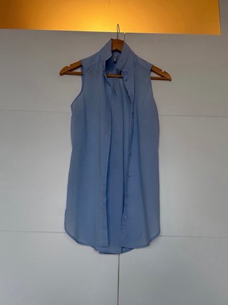 Camisa azul sin mangas