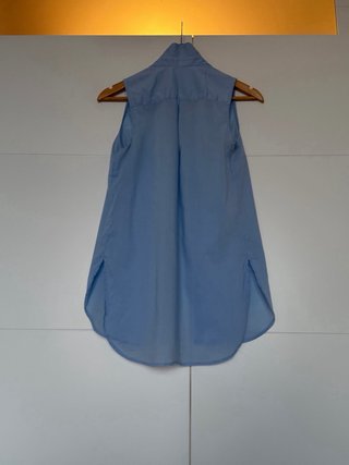 Camisa azul sin mangas