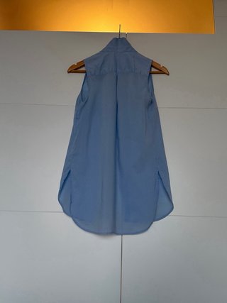 Camisa azul sin mangas