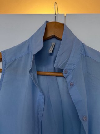 Camisa azul sin mangas