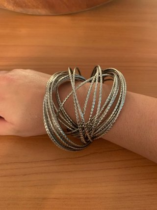 Pulseras plateadas finas con diseño