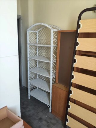 Estantería de mimbre blanca