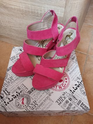 Sandalias de tacón fucsia
