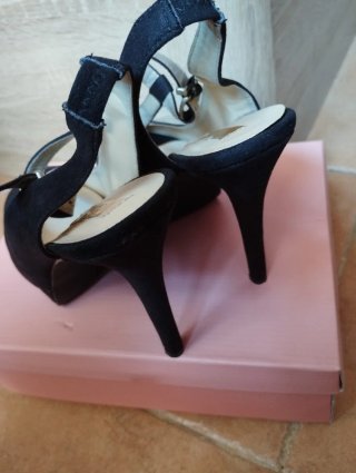 Zapato tacón abierto negro