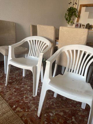 Sillas de plástico blancas (Set de 2)