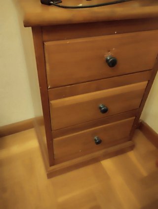 Mesita de noche de madera