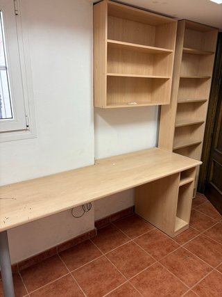 Armario modular, escritorios y estanterías
