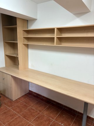Armario modular, escritorios y estanterías