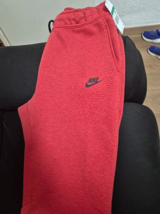 Conjunto Nike Tech Fleece Rojo Talla Xl niños  xs