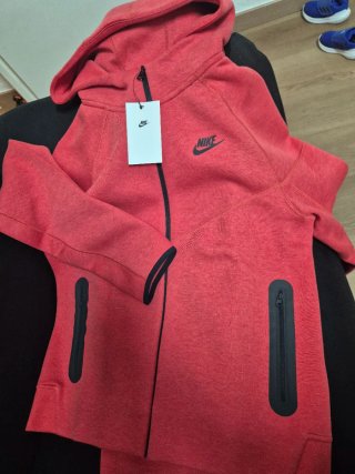 Conjunto Nike Tech Fleece Rojo Talla Xl niños  xs