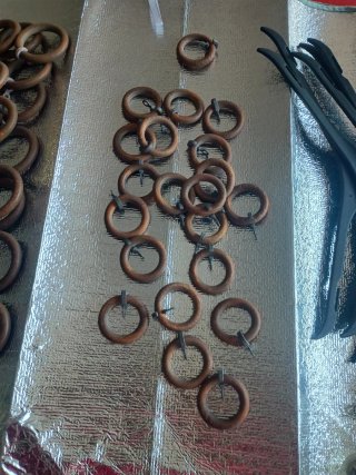 Supporti e finiture in legno per tende