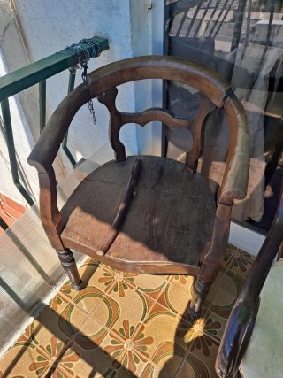 Sillón antiguo de madera