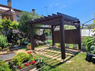 Pèrgola de fusta/ Pérgola de madera a medida.