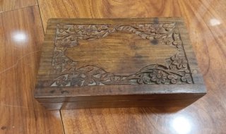 Caja de madera con marquetería tallada