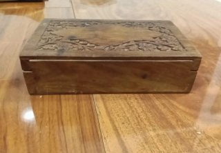 Caja de madera con marquetería tallada