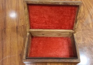 Caja de madera con marquetería tallada