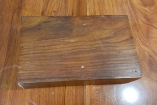 Caja de madera con marquetería tallada