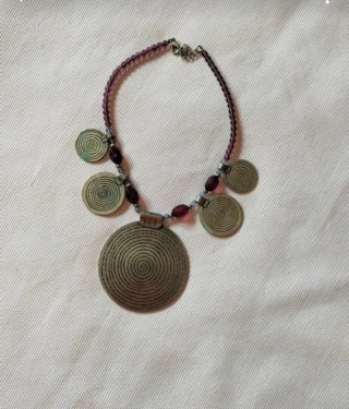 Collar con colgantes circulares y cuentas