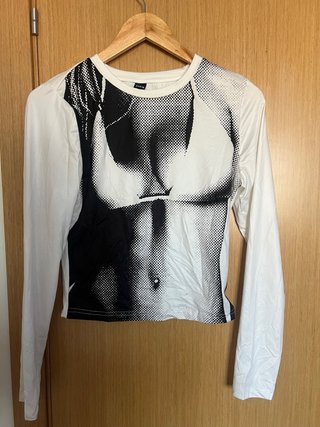 Camiseta manga larga con estampado de cuerpo