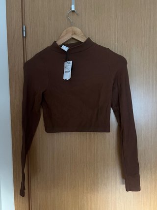 Top marrón Stradivarius manga larga