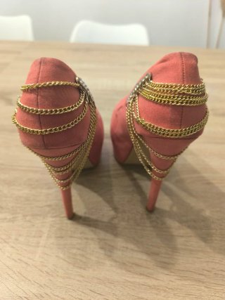 Zapatos de tacón rosas con cadena dora