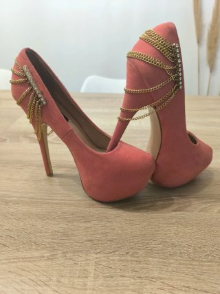 Zapatos de tacón rosas con cadena dora