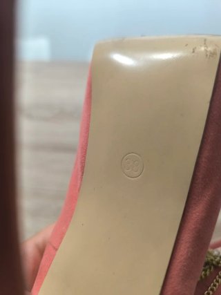 Zapatos de tacón rosas con cadena dora