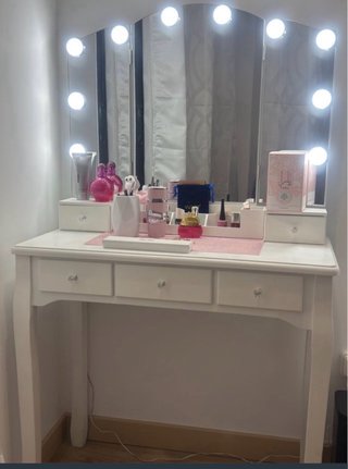 Tocador blanco con espejo y luces