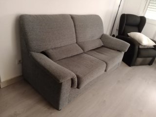 Sofá de tela gris