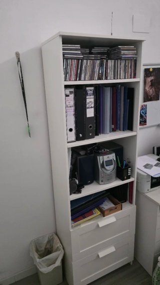 Librería blanca con cajones de madera