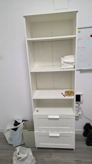 Librería blanca con cajones de madera