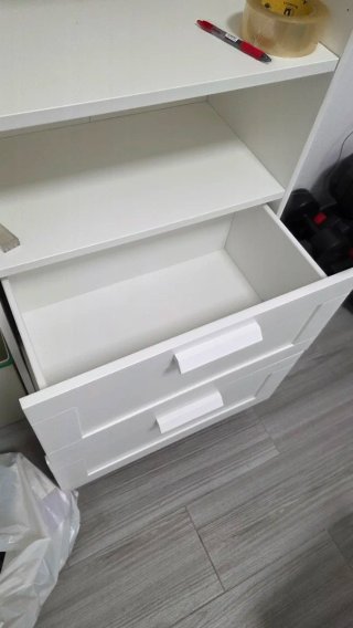 Librería blanca con cajones de madera