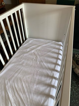 Cuna de madera blanca