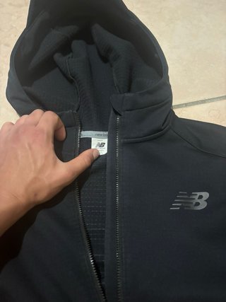 Giacca a vento New Balance nera con cappuccio