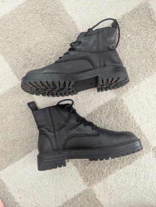 Botas de cuero negras con cordones