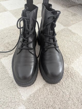 Botas de cuero negras con cordones