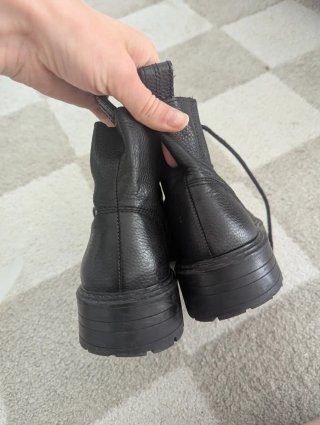 Botas de cuero negras con cordones