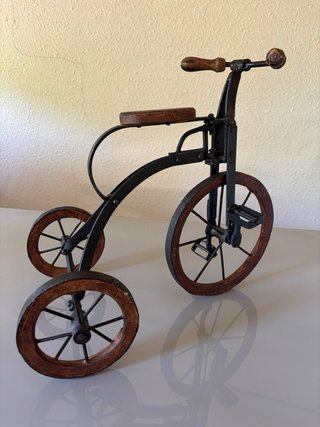 Triciclo antiguo de madera y hierro