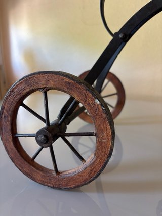 Triciclo antiguo de madera y hierro