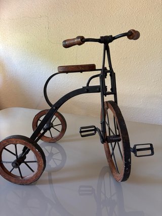 Triciclo antiguo de madera y hierro
