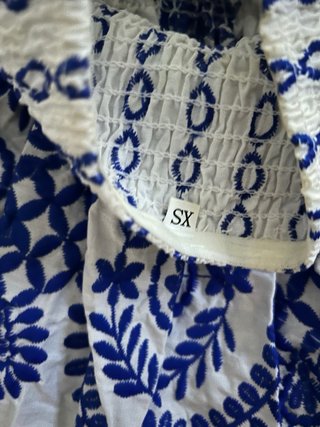Top blanco y azul con bordado