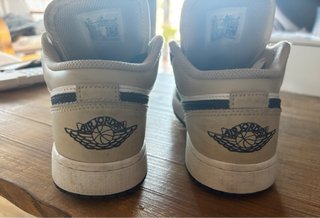 Zapatillas Jordan niño negras y blancas semi bota