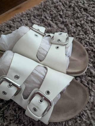 Sandalias blancas con hebillas