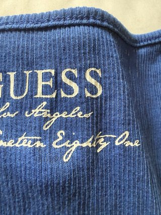 Camiseta Guess azul con logo