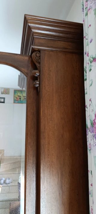 Vitrina de madera y cristal