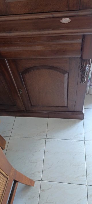 Vitrina de madera y cristal